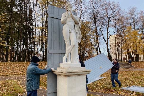Фото и видео: Гатчинский парк уже готовится к зиме. Скульптуры прячут