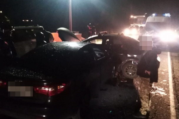 Фото: «Киа» и «Форд» столкнулись в Строении. Одного водителя доставали медики