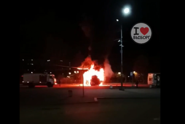 На стоянке автовокзала в Выборге полыхал автобус видео