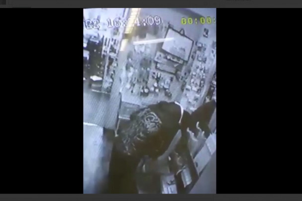 Похититель стульчика для ванной устроил дебош в кафе в Ломоносове. Его оружием было сиденье  видео