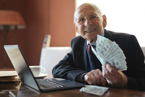 Пожилой сотрудник НИИ из Гатчины поверил в быстрые деньги интернет-вкладов и потерял 170 тысяч