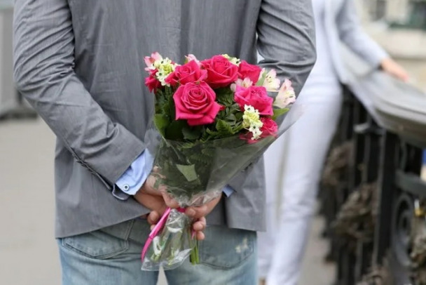 В Петербурге нахал убежал из цветочного с 50 розами в вазе. Его поймали в галстуке