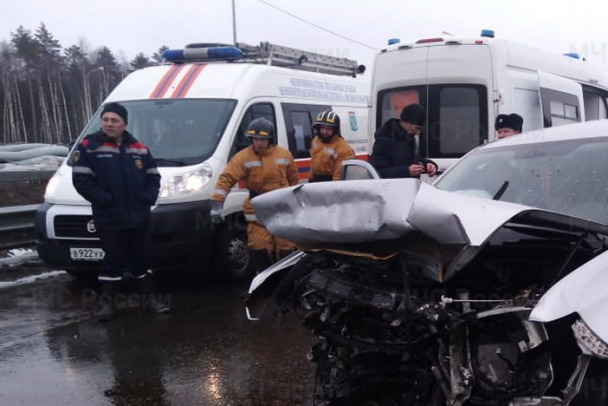 Водителя BMW увезли в больницу после ДТП у заправки в Новом Девяткино