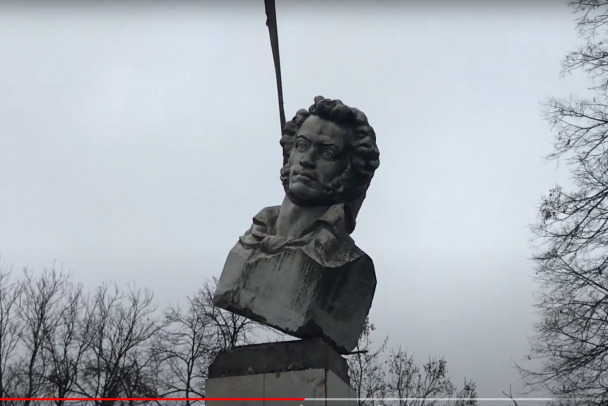 Пушкин - это ваше всё. В Украине снесли очередной памятник Александру Сергеевичу