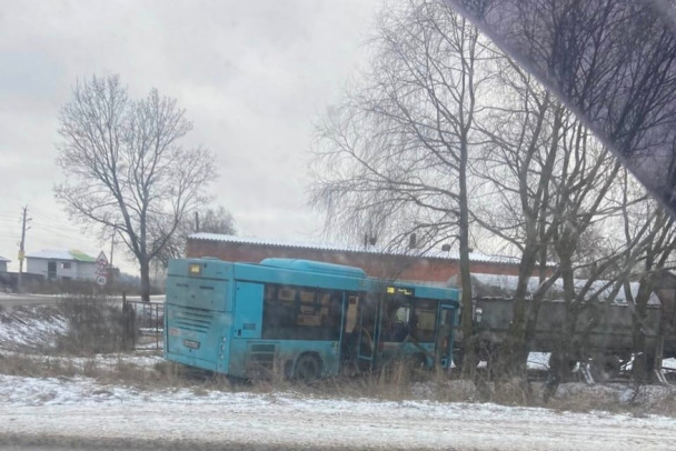 Фото: Автобус улетел в кювет в Иннолово