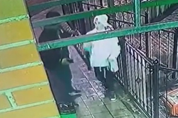 Видео: рецидивист во Всеволожске ударом колена забрал у школьника мобильник и наличные