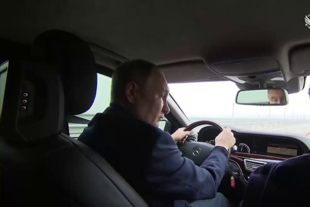 Путин за рулем «Мерседеса» проехал по Крымскому мосту - видео