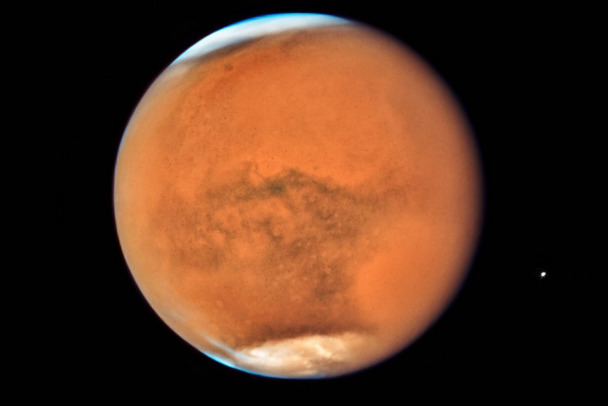 Жители Земли могут наблюдать, как Луна затмит Марс