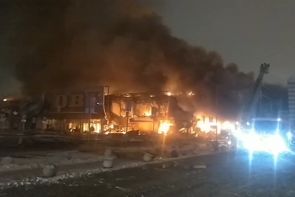 Тысячи квадратов торгового центра Мега тушат в Подмосковье - видео