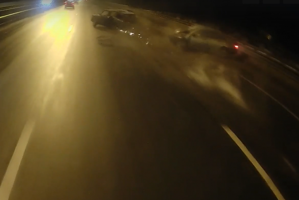 Видео: на КАД легковушка на скорости протаранила стоящие Жигули