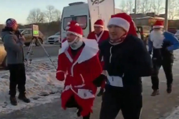 Видео: В Гатчине Деды Морозы и Снегурочки устроили забег на 2023 метра