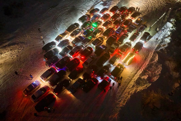 В Ленобласти десятки машин выстроились елкой в честь Нового года - фото