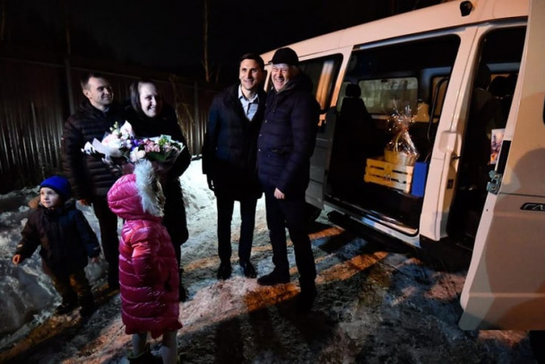В 2022 году власти Ленобласти подарили микроавтобусы девяти многодетным семьям