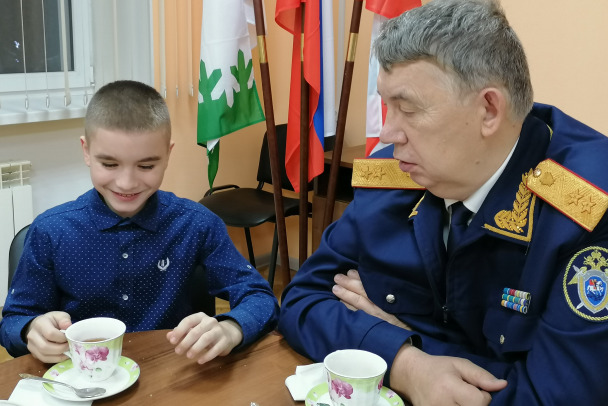 Глава СК Ленобласти поздравил с Новым годом сироту из ЛНР
