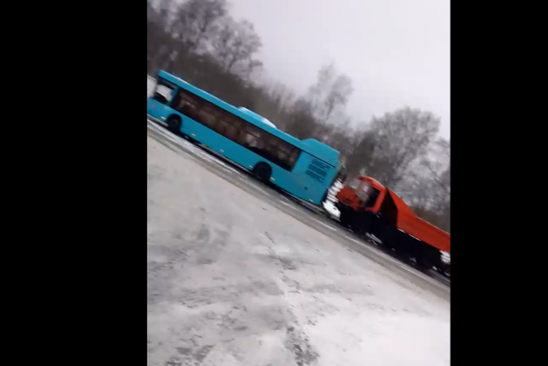 Видео: В промзоне под Петербургом КамАЗ подбил автобус, три человека в больнице