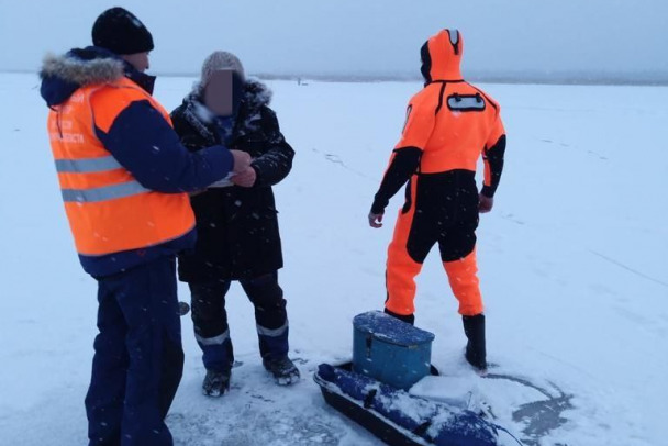 Отмечать праздники на льду не рекомендуется. Спасатели продолжают ловить рыбаков на водоемах в Ленобласти  фото и видео
