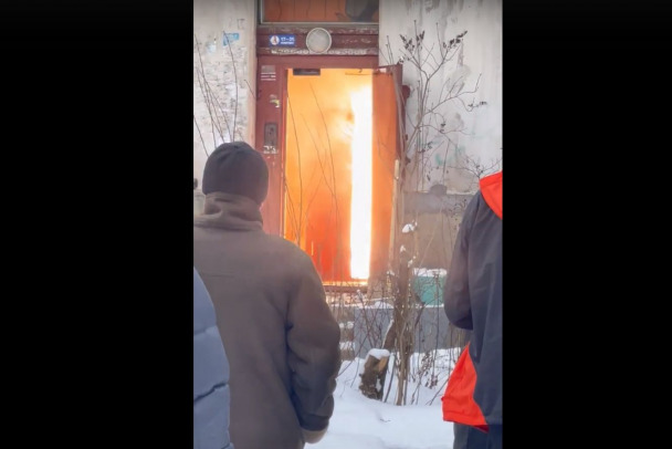 Видео: Электрощит заискрился в доме в Красном Бору. Жители жалуются на отсутствие света и газа