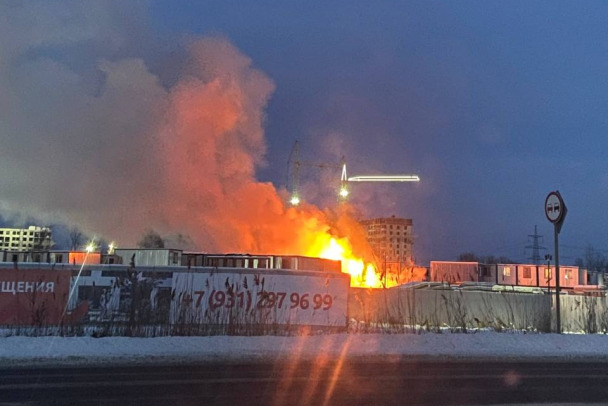 Фото и видео: Столб дыма поднялся от горящих бытовок в Новосаратовке