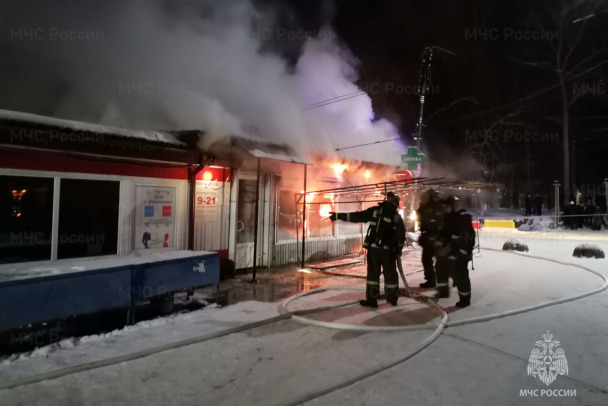 Продуктовый магазин, аптека и цветочный пострадали в пожаре в Шлиссельбурге