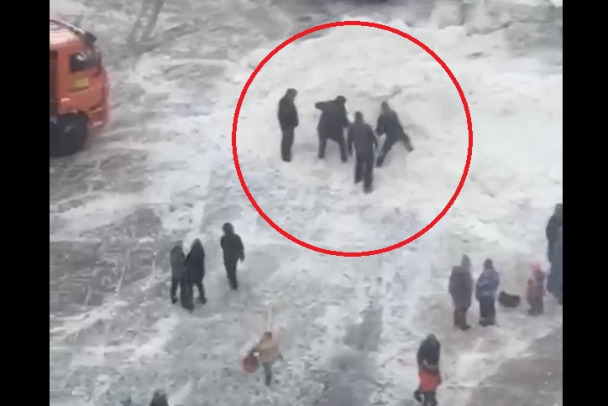 Дети залезали на снежный вал. В администрации объяснили, как девочку засыпало снегом в Гатчине