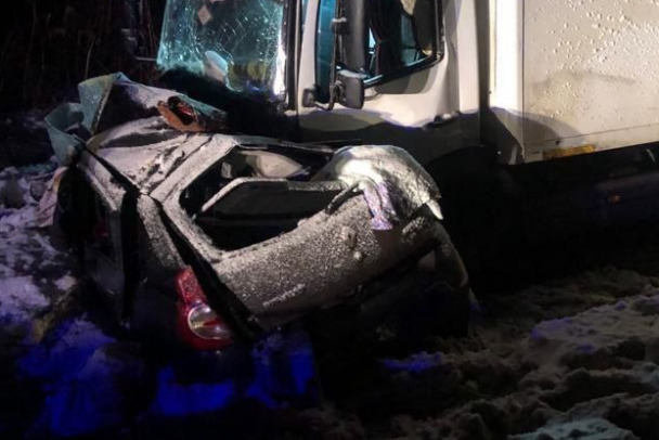 На Коле Renault пенсионера выехал под грузовой Mercedes, погибли трое