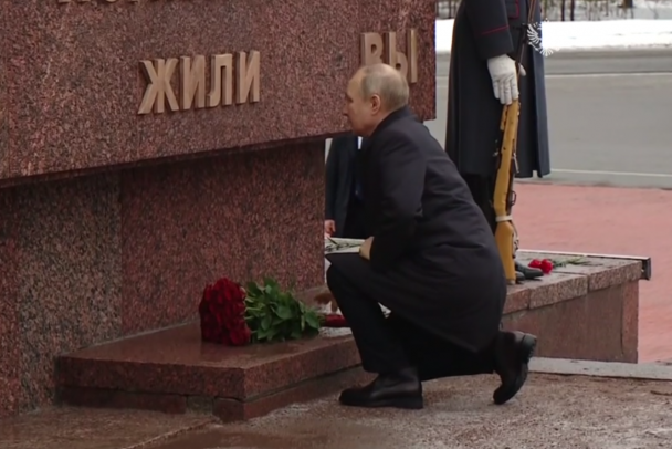 Путин в Ленобласти. Президент встретился с Дрозденко на Невском пятачке и возложил цветы  видео