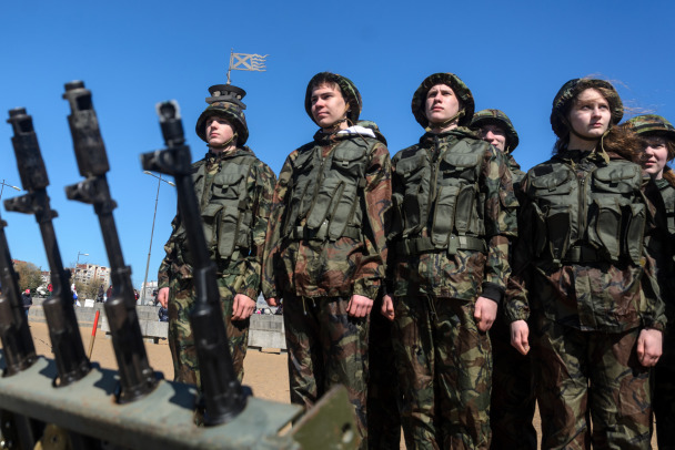 Начальную военную подготовку с 5 класса одобряют 6 из 10 россиян