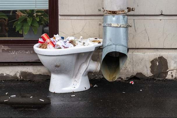 Смывать в канализацию бытовые отходы могут запретить законом