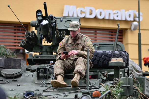 США пообещали Украине танки и другое оружие на $400 млн. Британия, Франция, ФРГ и Италия не отстают