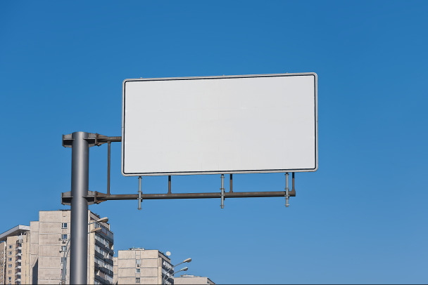 На дорогах Ленобласти за год ликвидировали почти 9 тысяч щитов с незаконной рекламой
