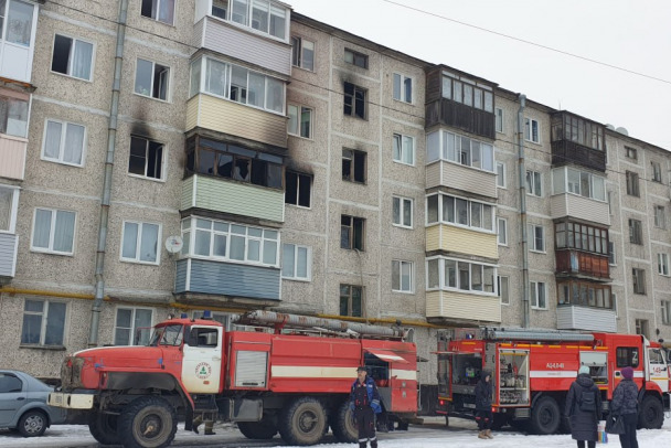 При пожаре в пятиэтажке Сясьстроя погиб человек. Еще двое доставлены в больницу