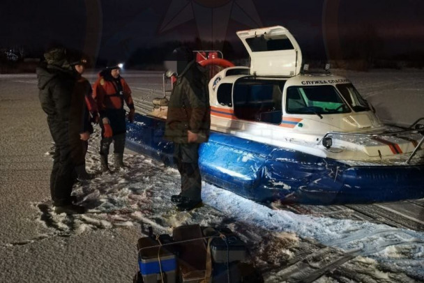 Фото: Трое рыбаков блуждали в сумерках по льду Ладожского озера 