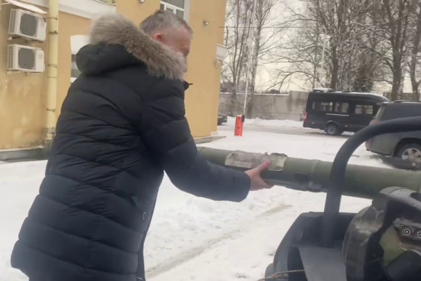Дрозденко загрузил оружие в машины для фронта - видео