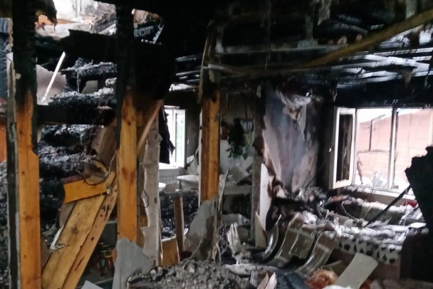 «Восемь лет сами дом строили, кредит до сих пор выплачиваем». Пожар оставил без всего семью в Бокситогорске (фото)