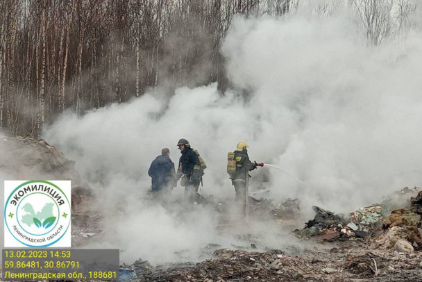 Столб дыма от строительных отходов призвал на Мокрый Луг патруль экомилиции и пожарных - видео