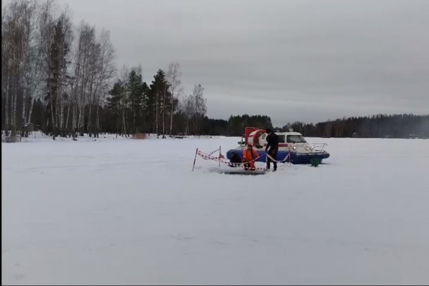 Видео: В Шапках спасали упавшего со снегохода и провалившегося под лед (легенда учений)