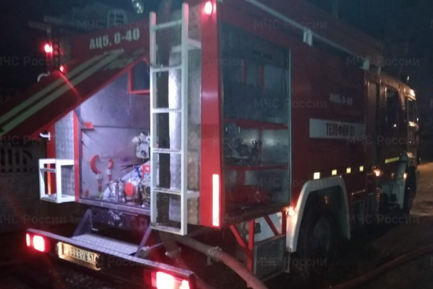 Из горящего дома в Отрадном пожарные спасли пятерых, в том числе троих детей
