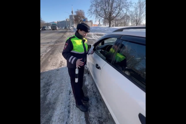 В Петербурге автомобилистов поздравил с праздником женский патруль  видео