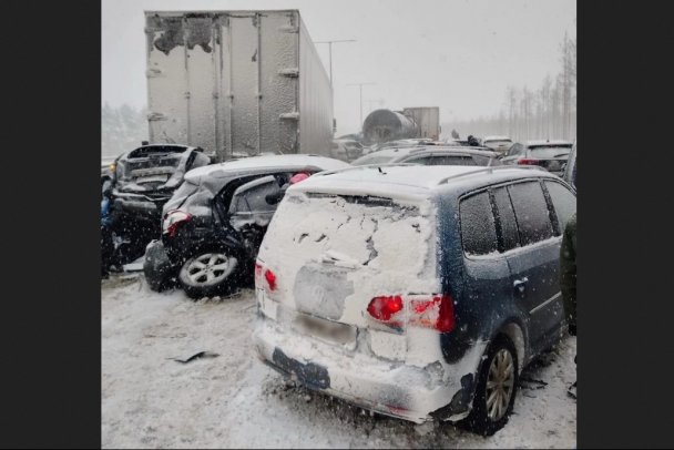 Гигантская авария под Великим Новгородом заблокировала дорогу на Москву