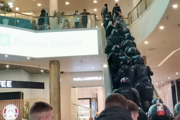 В ТРК «Галерея» в Петербурге работал ОМОН. В отделы полиции поехали более 130 подростков