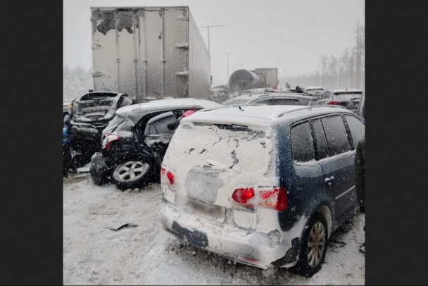 В Новгородской области 32 автомобиля столкнулись из-за гололеда. ГИБДД сообщила подробности