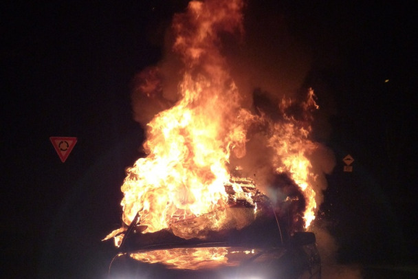 Поджигатель спалил Mercedes-Benz коуча из Финляндии в Выборге