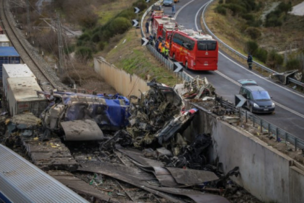 Железнодорожная катастрофа в Греции - 36 погибших и 130 раненых уже найдено
