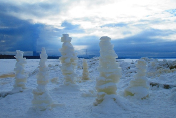 Фото: Башни из ледяных «кирпичей» построили на берегу Соснового Бора
