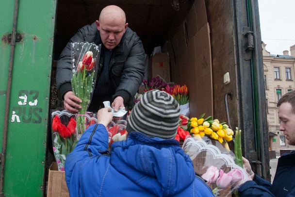 8 Марта в этом году россияне на цветы потратят больше, а на подарки  меньше
