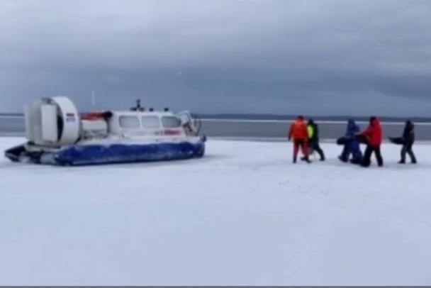 В МЧС пересчитали спасенных на Финском заливе рыбаков. Еще немного - и сотня