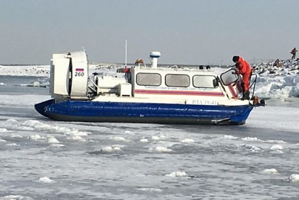 Полсотни рыбаков снимают с дрейфующих льдин у Шепелевского маяка