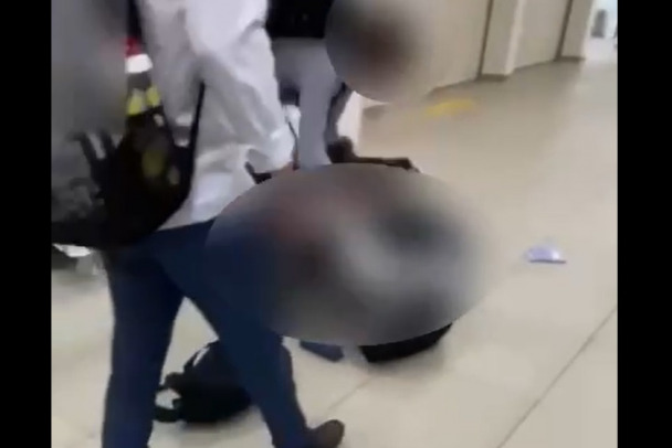 Школьник из Москвы попал в уголовное дело после жестокой драки - видео