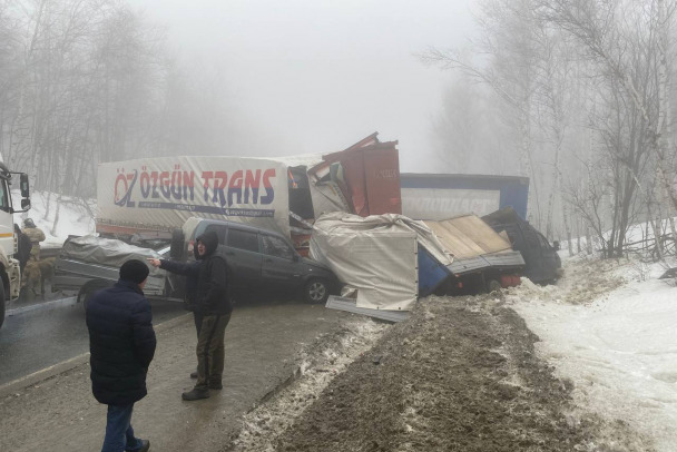 В Саратовской области на дороге Р-228 столкнулись более 15 машин