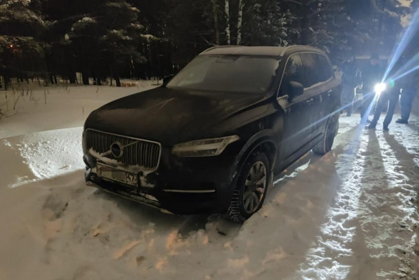 Volvo, угнанный у дамы из Выборга перед 8 марта, нашли на обочине в Петербурге